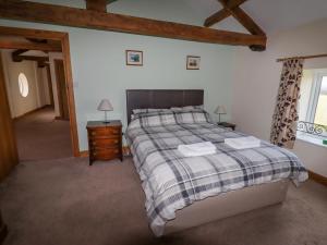 ein Schlafzimmer mit einem großen Bett und einem Fenster in der Unterkunft The Oaks in Ellesmere