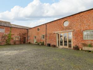 an old brick building with a large courtyard at The Oaks in Ellesmere