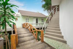 eine Treppe, die zu einem Haus mit einem Gebäude führt in der Unterkunft Caroline Resort in Vũng Tàu