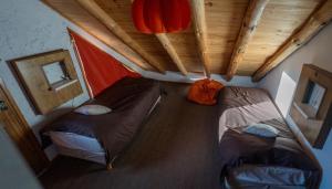 um pequeno quarto com duas camas numa pequena casa em Los Molles Complejo Turistico em Los Molles