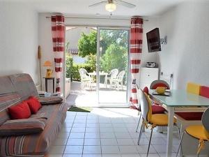 - un salon avec un canapé et une table dans l'établissement Maison Le Lavandou, 2 pièces, 6 personnes - FR-1-251-156, au Lavandou