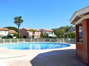 - une piscine dans une cour avec une clôture dans l'établissement Maison Le Lavandou, 2 pièces, 6 personnes - FR-1-251-156, au Lavandou