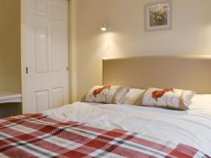 Een bed of bedden in een kamer bij Knowle Cottage