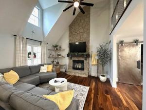 a living room with a couch and a fireplace at Cheerful 4 bedroom home w/ fireplace & game room in Mason