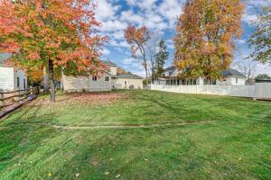 a large yard with trees and a house at Cheerful 4 bedroom home w/ fireplace & game room in Mason
