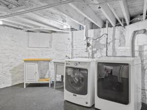 uma lavandaria com uma máquina de lavar roupa e um lavatório em Bloomfield/Shadyside @H Spacious and Quiet Private Bedroom with Shared Bathroom em Pittsburgh