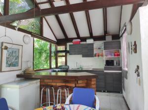 a kitchen with a counter and some chairs in a room at Casa de Verano Girardot Peñón in Girardot