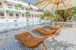 Bazén v ubytování Caroline Resort nebo v jeho okolí