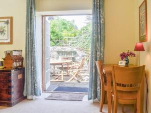 un comedor con una puerta que da a un patio en Ty Sally Jones, en Bwlch