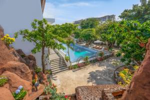 Bazén v ubytování Caroline Resort nebo v jeho okolí
