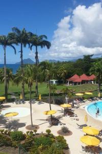 Piscina di Studio Tropical avec vue mer dans une résidence hôtelière o nelle vicinanze