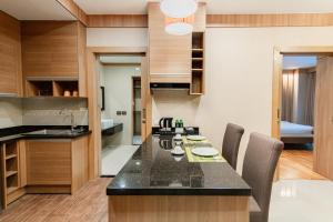Hillside Residence Khaoyai في مو سي: مطبخ مع طاولة وكراسي في غرفة