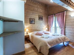 ein Schlafzimmer mit einem Bett mit einer Holzwand in der Unterkunft Appartement Saint-Martin-de-Belleville, 4 pièces, 8 personnes - FR-1-461-21 in Saint-Martin-de-Belleville