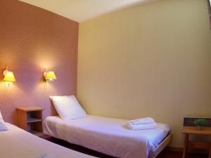ein Hotelzimmer mit 2 Betten und 2 Lampen in der Unterkunft Appartement Valmorel, 2 pièces, 5 personnes - FR-1-291-886 in Valmorel