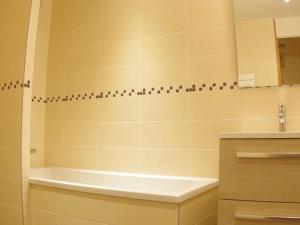 ein Badezimmer mit einer Badewanne und einem Waschbecken in der Unterkunft Appartement Valmorel, 2 pièces, 5 personnes - FR-1-291-886 in Valmorel
