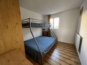 Posteľ alebo postele v izbe v ubytovaní Grand 3 Pièces avec Terrasse, Lave-Linge et Lave-Vaisselle, Animaux Acceptés - FR-1-702-24