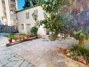 dziedziniec z doniczkami przed budynkiem w obiekcie Charmant 3P au calme avec terrasse, proche de la mer à Menton - FR-1-196-317 w Mentonie