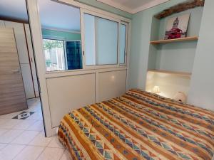 sypialnia z łóżkiem i oknem w obiekcie Charmant 3P au calme avec terrasse, proche de la mer à Menton - FR-1-196-317 w Mentonie
