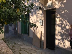 budynek z drzwiami i cieniem drzewa w obiekcie Charmant 3P au calme avec terrasse, proche de la mer à Menton - FR-1-196-317 w Mentonie +6 zdjęć