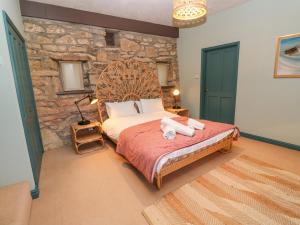 une chambre avec un lit avec des serviettes dessus dans l'établissement Barn Cottage, à Saint Erth 14 autres photos