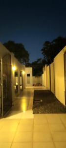 an empty courtyard of a building at night at DEPARTAMENTO CON PATIO Y PARRILLA in Encarnación