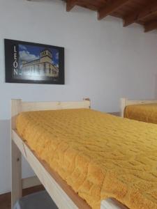 łóżko w pokoju ze zdjęciem na ścianie w obiekcie Gran monoambiente con parrilla w mieście Mar del Plata
