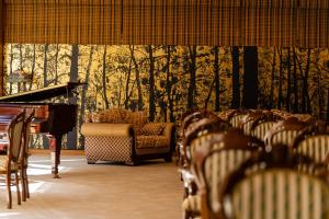 Area soggiorno di Hotel Hoho "A hotel overlooking the Echigo Plain and the Yahiko mountain range" formerly Hotel Oohashi Yakata-no-Yu