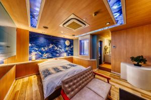 Habitación grande con cama y bañera. en Hotel Lotus Higashiosaka -Adult Only, en Osaka