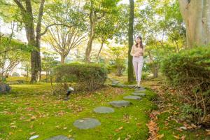 Giardino di Hotel Hoho "A hotel overlooking the Echigo Plain and the Yahiko mountain range" formerly Hotel Oohashi Yakata-no-Yu