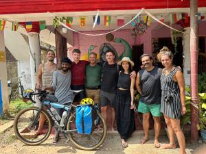 un grupo de personas posando para una foto frente a una casa en HostelExp, Varkala - A Beach Town Hostel, en Varkala