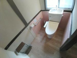 W pokoju znajduje się łazienka z białą toaletą. w obiekcie 横城ゲストハウス w mieście Kitsuki