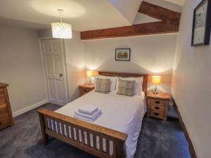 um quarto com uma cama e duas mesas de cabeceira em Lady Barn em Grange Over Sands