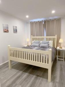 1 cama blanca con 2 almohadas en una habitación en Newly renovated! Minutes away from Mother's Beach and Main Street! en Mornington
