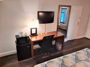 Motel 6 Catonsville MD Baltimore West的电视和/或娱乐中心