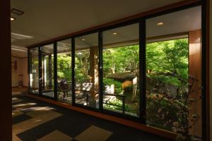 Giardino di Hotel Hoho "A hotel overlooking the Echigo Plain and the Yahiko mountain range" formerly Hotel Oohashi Yakata-no-Yu