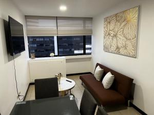 sala de estar con sofá y mesa en Cómoda suite en Puerto Santa Ana, en Guayaquil