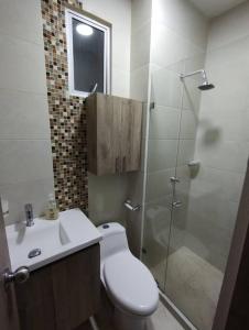 La salle de bains est pourvue d'une douche, de toilettes et d'un lavabo. dans l'établissement Apto amoblado al lado del Centro Comercial Jardín Plaza, à Cúcuta
