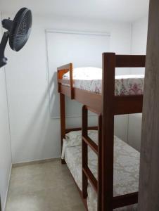 Cette chambre comprend 2 lits superposés et un ventilateur. dans l'établissement Apto amoblado al lado del Centro Comercial Jardín Plaza, à Cúcuta