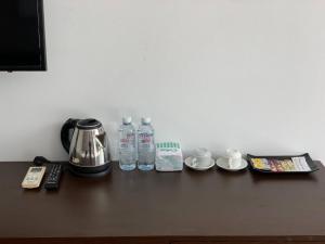 einen Tisch mit Kaffeemaschine und Wasserflaschen darauf in der Unterkunft Adventure Dome Resort in Kep