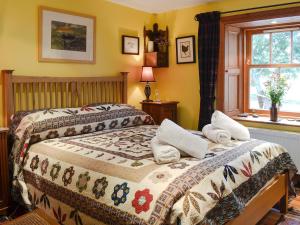 Postel nebo postele na pokoji v ubytování Drumniall Cottage