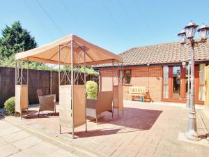 einem Pavillon vor einem Haus mit Stühlen in der Unterkunft Irenic Lodge in Netley