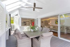 a dining room with a table and chairs at Noosa Boutique Apartments & Elkhorn Villas in Noosa Heads