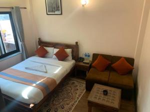 Letto o letti in una camera di Hotel Ramanam