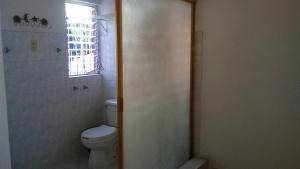 une salle de bain avec toilettes et fenêtre dans l'établissement DEPARTAMENTOS AMUEBLADOS CELIA, à Morelia 17 autres photos