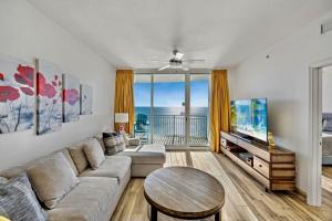 uma sala de estar com um sofá e uma mesa em AQUA RESORT! Beachfront, 3 Bedroom Condo! 2 Bedrooms Beach Front! Sleeps 7! Free Beach Chairs by Dolce Vita Getaways PCB em Panama City Beach