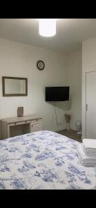 Schlafzimmer mit einem Bett und einem Flachbild-TV in der Unterkunft Heart Of Aberdeen City Centre 3 Bedrooms Apartment in Aberdeen