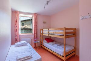 1 Schlafzimmer mit 2 Etagenbetten und einem Fenster in der Unterkunft Cabana & Le Gîte de Domange - Proche Mâcon in Igé