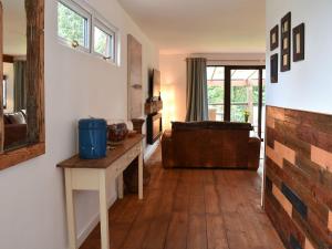 ein Wohnzimmer mit einem Sofa und einem Tisch in der Unterkunft The Wood House in Buckfastleigh