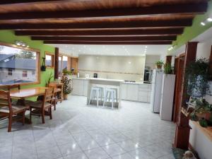 cocina con mesa y sillas y comedor en Habitacion privada en casa de familia, en Ushuaia
