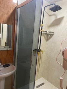 Ένα μπάνιο στο Hotel Chaika